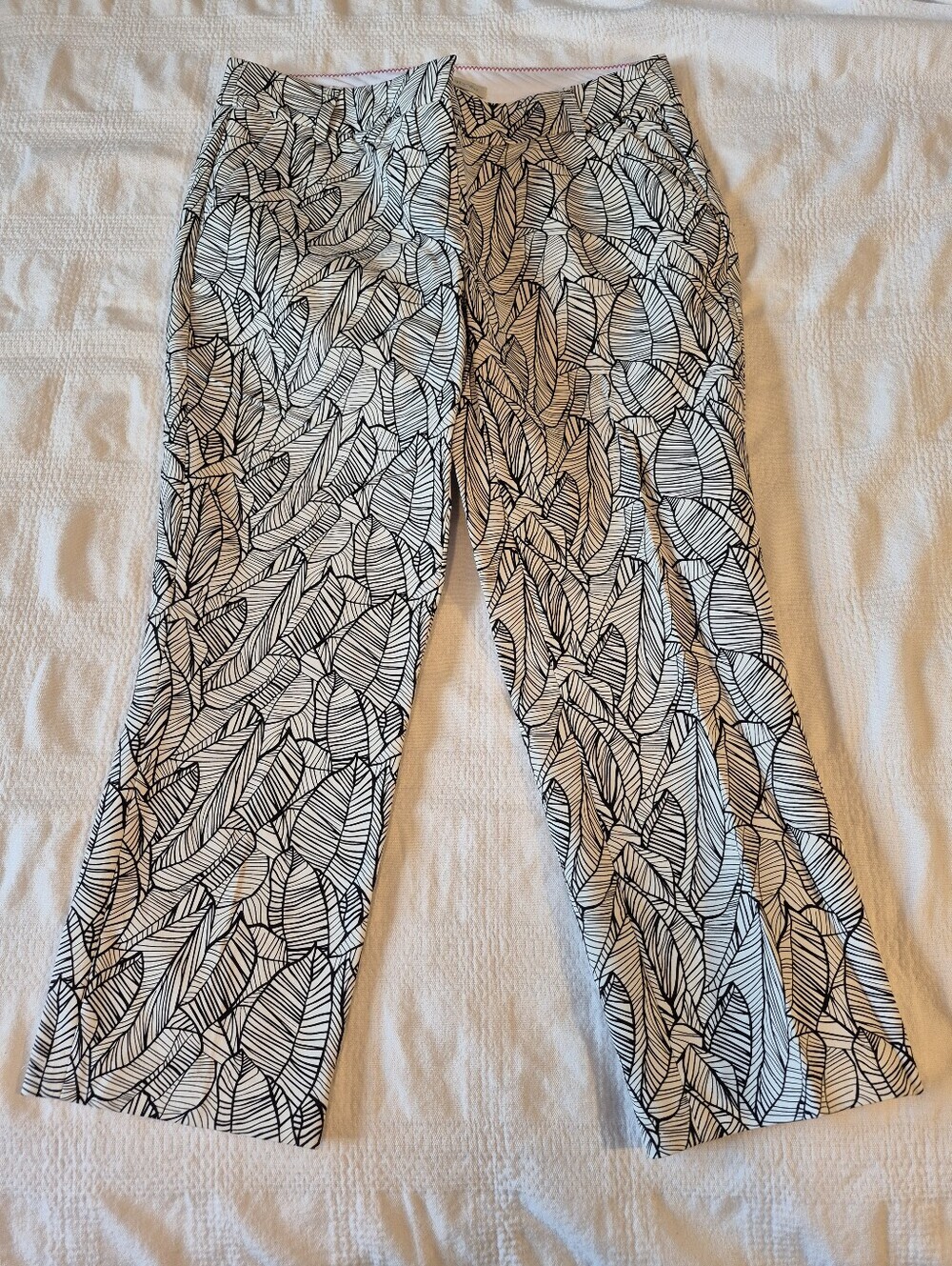 Saint Tropez West size 4 black and white leaf print capri pants EUC